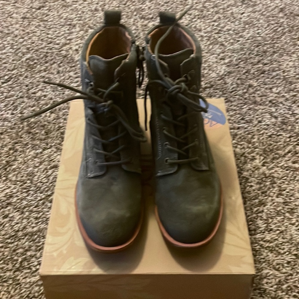 Sofft Baxters olive fatigue suede boots